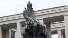 ドストエフスキーの記念碑